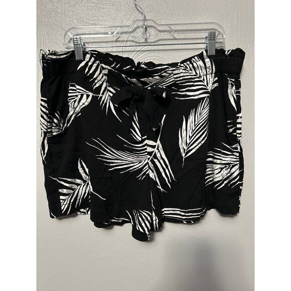 Maurices Pants - Maurices Black and White Belted Tropical Pull On High Rise Shorts Size XL